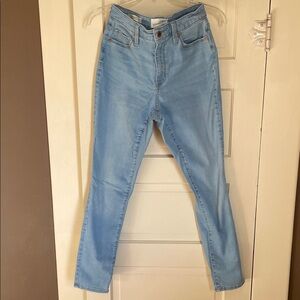 Universal Thread High Rise Skinny light wash jeans, 6/28R, EUC